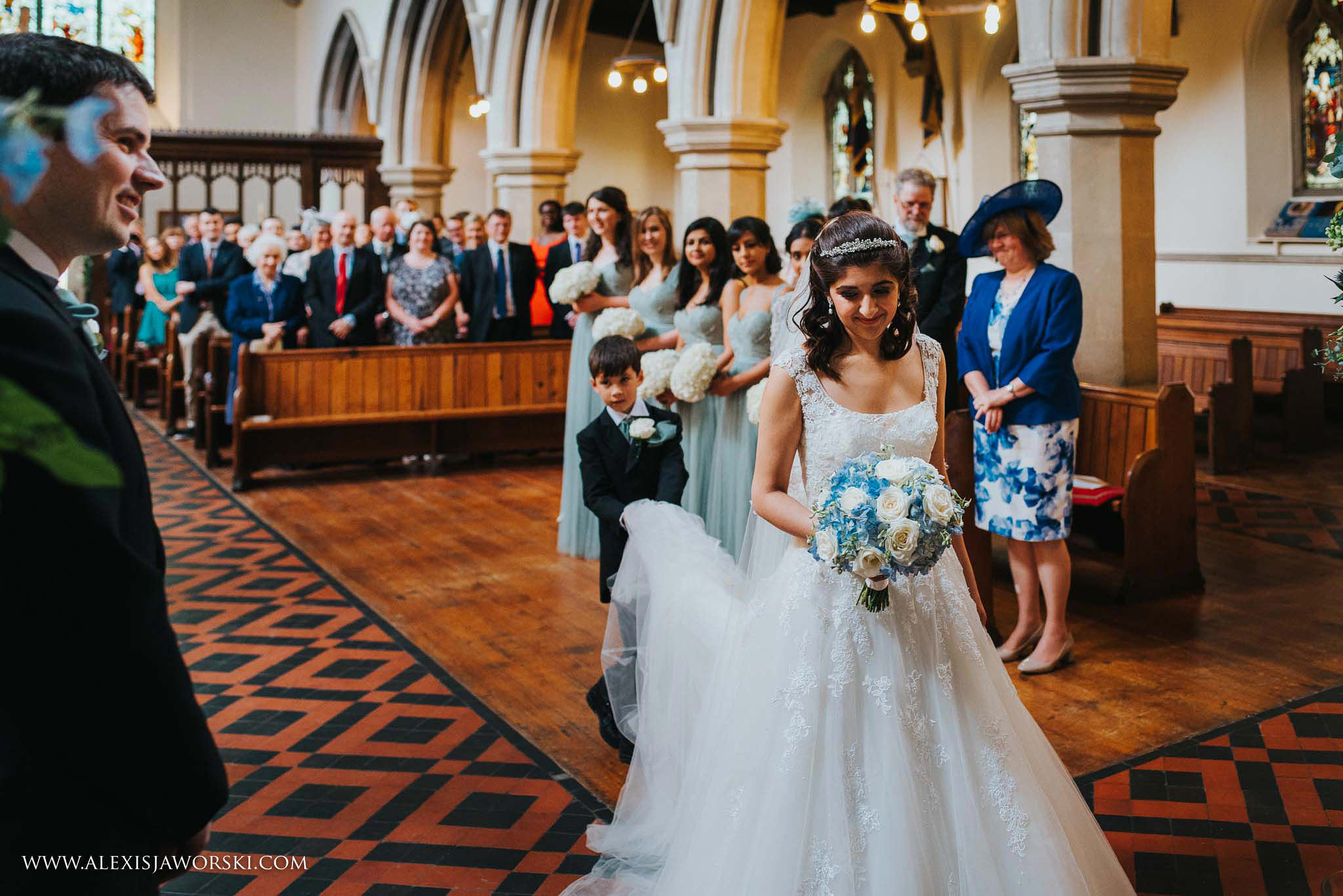 bride and grom seeing each other for the first time