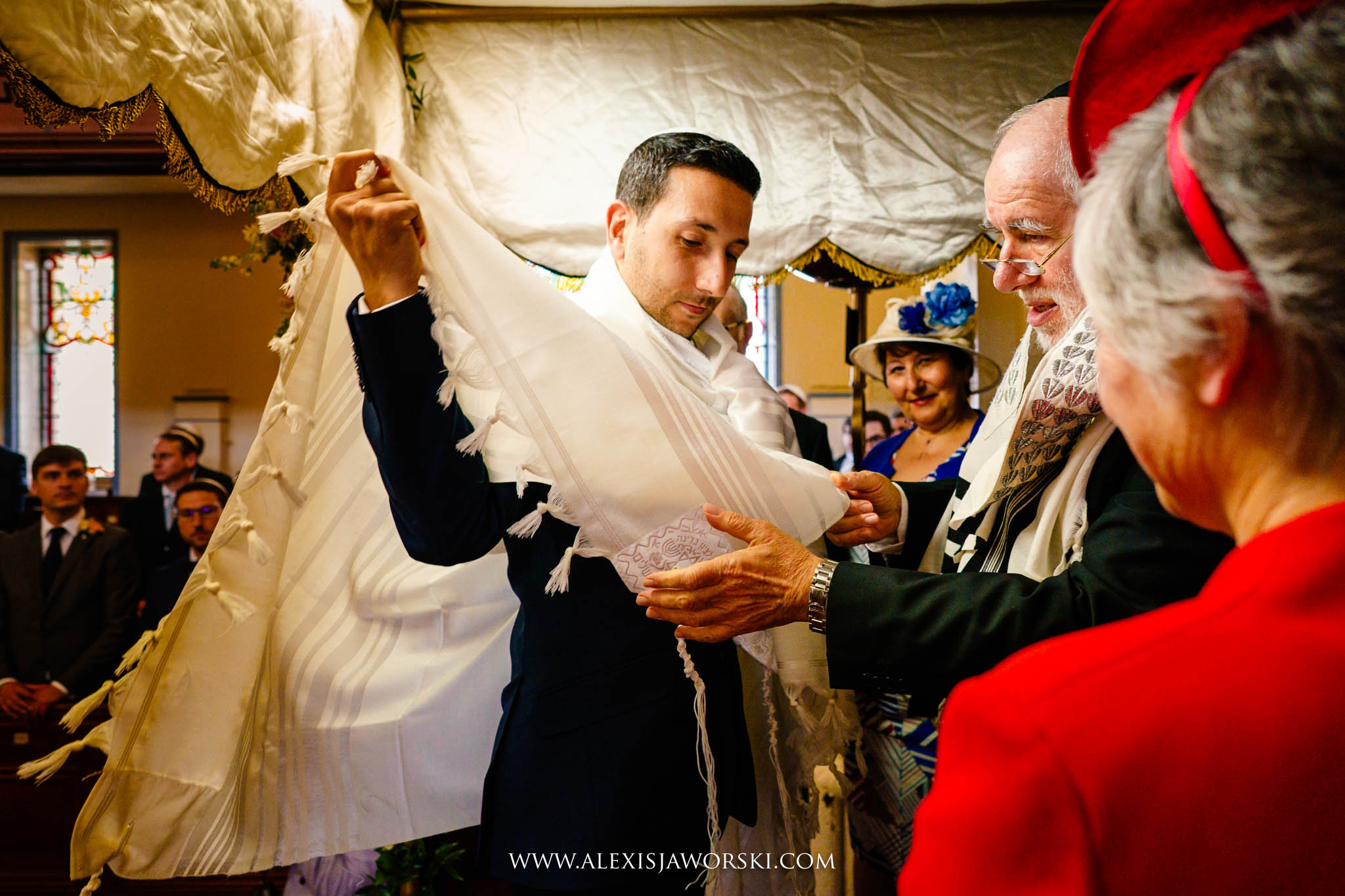 groom waiting for bride
