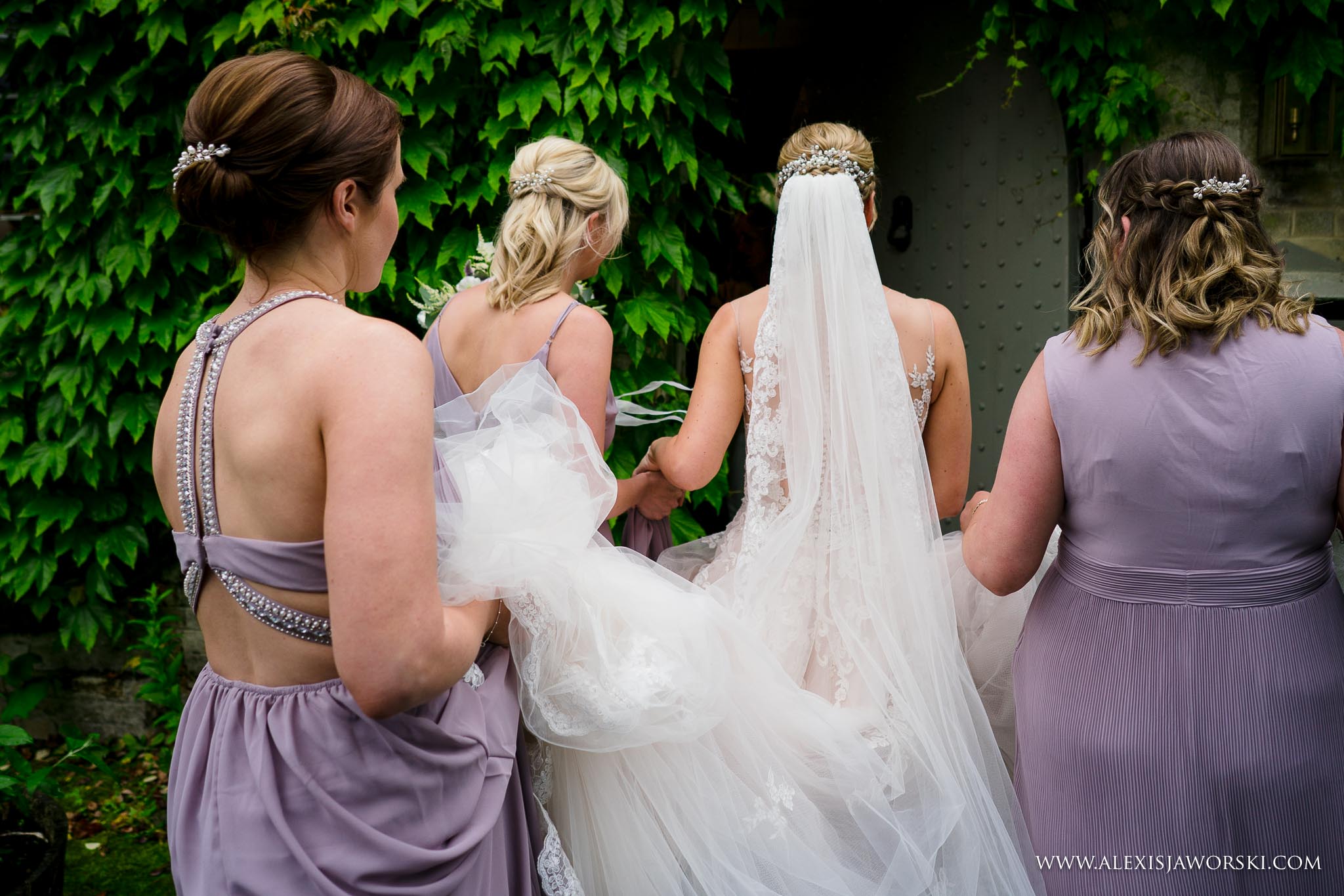 bride's back of dress